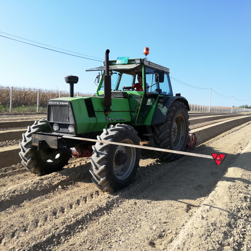 formiranje bankova traktorom na plantazi borovnica